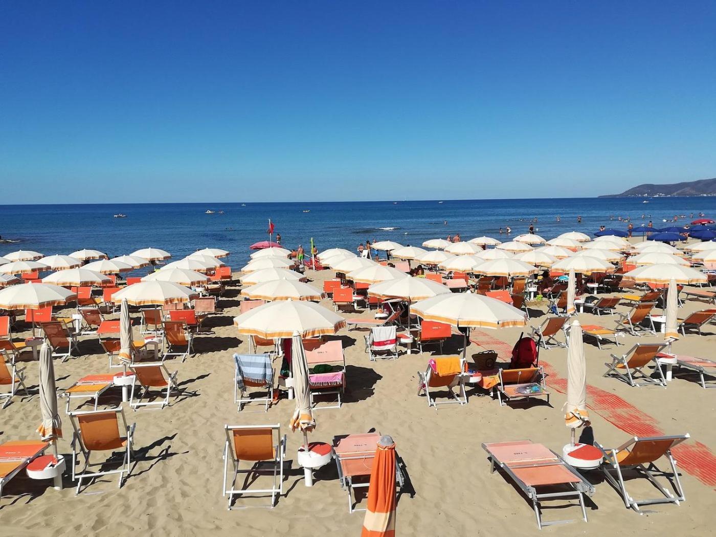 Hotel E Residence Il Faro أكيارولي المظهر الخارجي الصورة